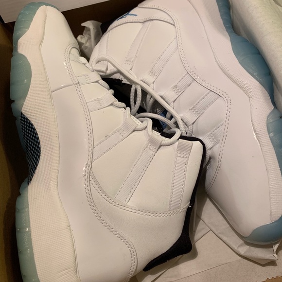 AUTHENTIC Jordan 11 Colombia size 6, Never Worn!